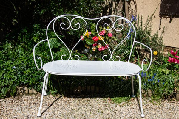 Banc en fer blanc à cœurs – Image 3