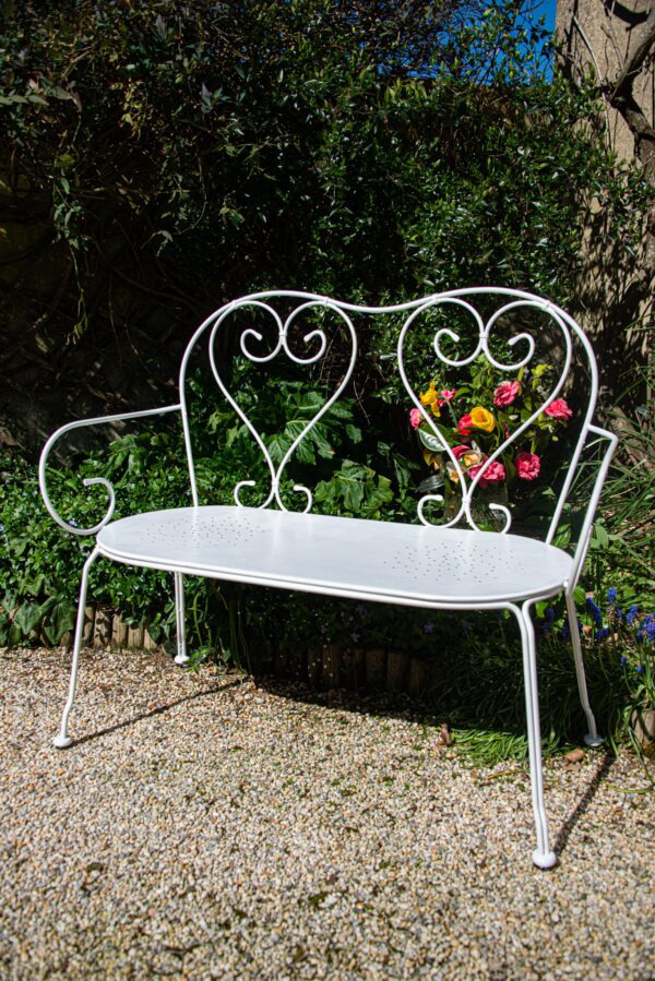Banc en fer blanc à cœurs