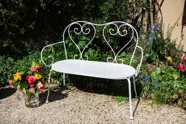 Banc en fer blanc à cœurs – Image 2