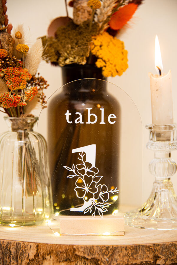 Numéros de table en plexi fleuri – Image 2