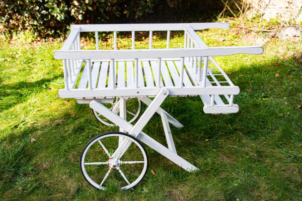 Charrette vintage en bois blanc