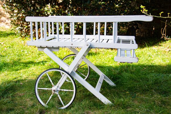 Charrette vintage en bois blanc – Image 2