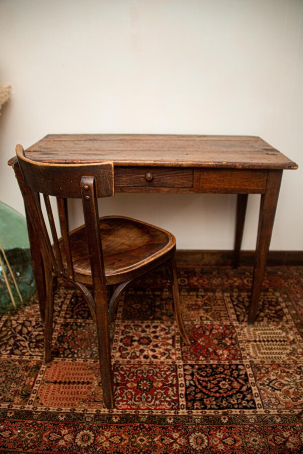 Bureau ancien et chaise bistrot en bois