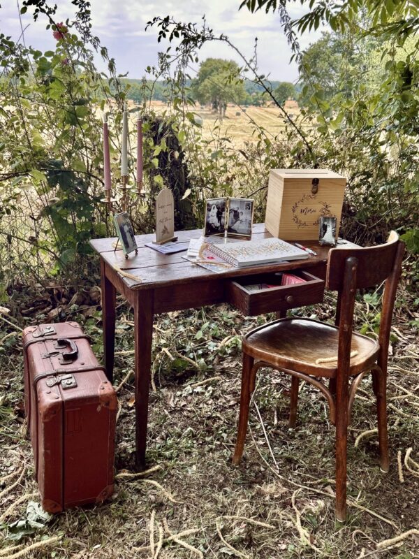 Bureau ancien et chaise bistrot en bois – Image 3