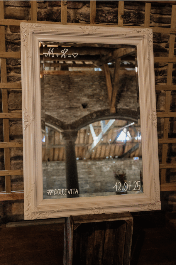 Grand miroir ornemental blanc