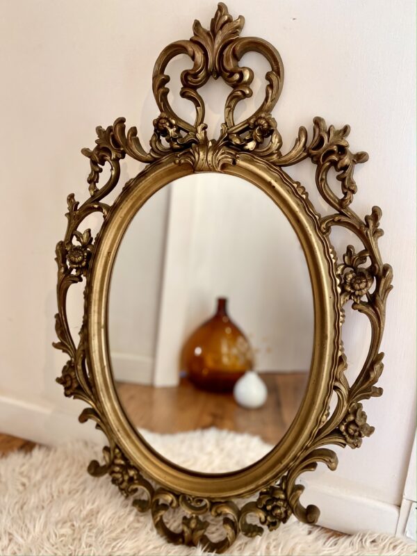 Miroir doré sculpté de fleurs et arabesques